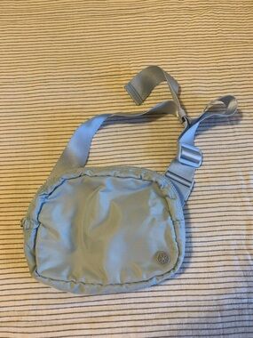 GAIAM Light Gray Round Crossbody Pouch
